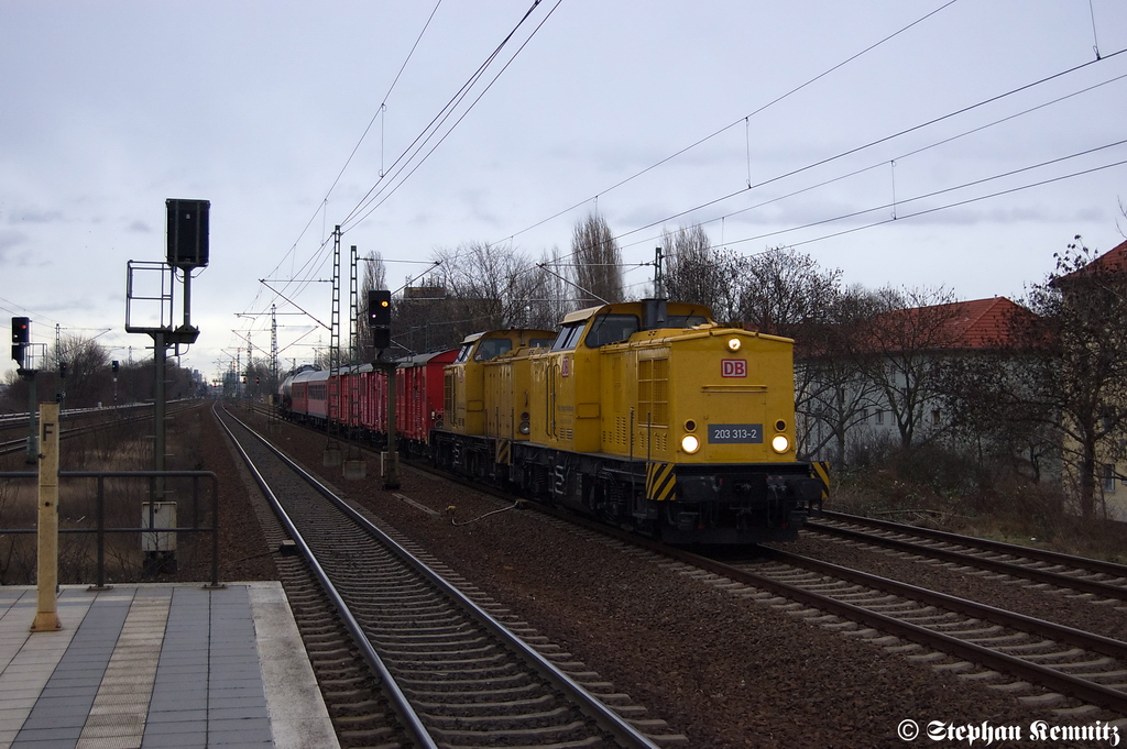 203 313-2 (Vorspannlok) & 203 303-3 (Zuglok) DB Netz AG mit einem Hilfszug und Ausbildungszug Gefahrgut am Haken in Berlin Jungfernheide Richtung Berlin Westend unterwegs. 03.01.2012