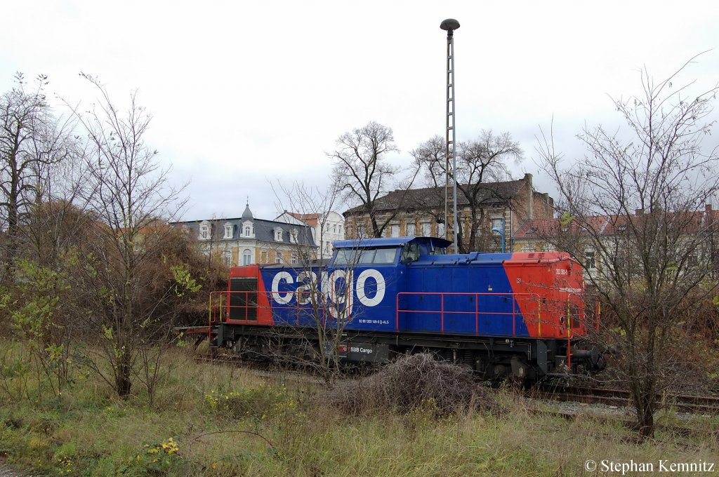 203 383-5 (203 149-0) ex DR 112 383-5 der SBB Cargo Deutschland GmbH steht in Stendal abgestellt. Leider war es nicht mglich das Bild besser machen zu knnen. Dies war die beste Stelle die mir mglich war, sonst htte ich auf die Gleise gehen mssen was ja verboten ist. 24.11.2010