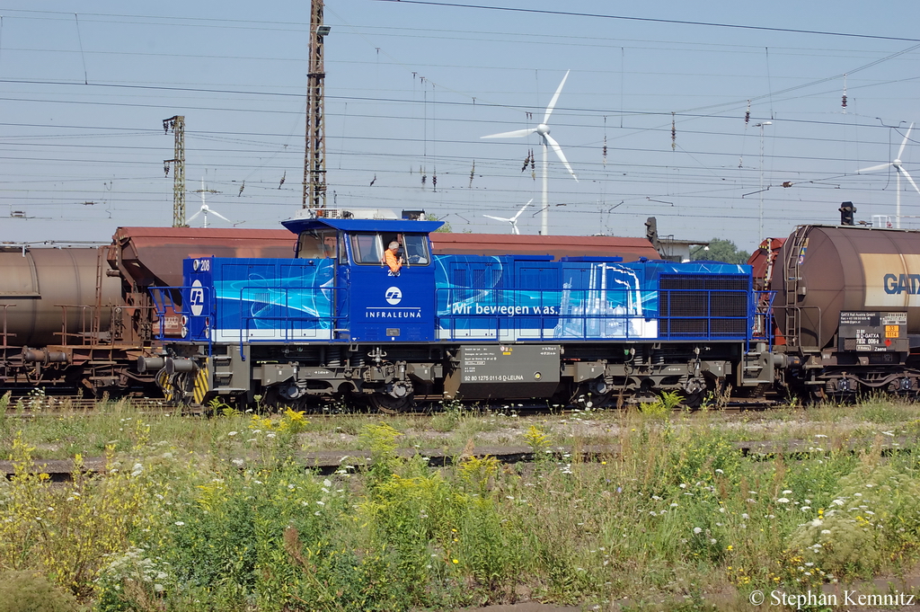208 (275 011-5) InfraLeuna GmbH beim rangieren von Kesselwagen in Gro�korbetha. 26.07.2011