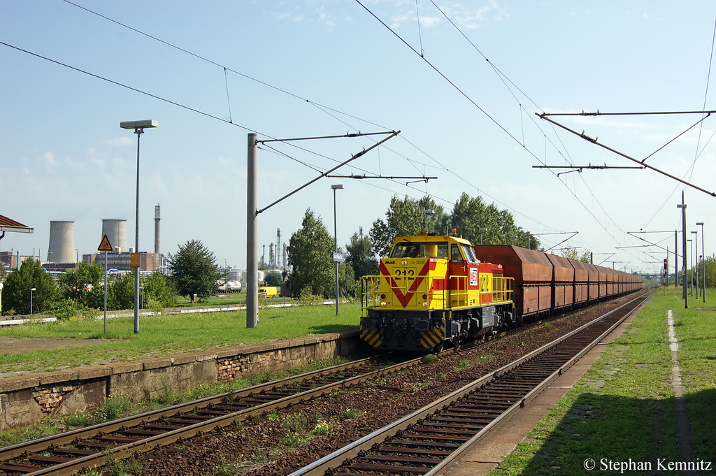 212 (275 212-9) MEG mit Falnqqs Ganzzug  Pendel: W�hlitz - Buna  am Haltepunkt Leuna Werke S�d in Richtung Merseburg unterwegs. 23.08.2011