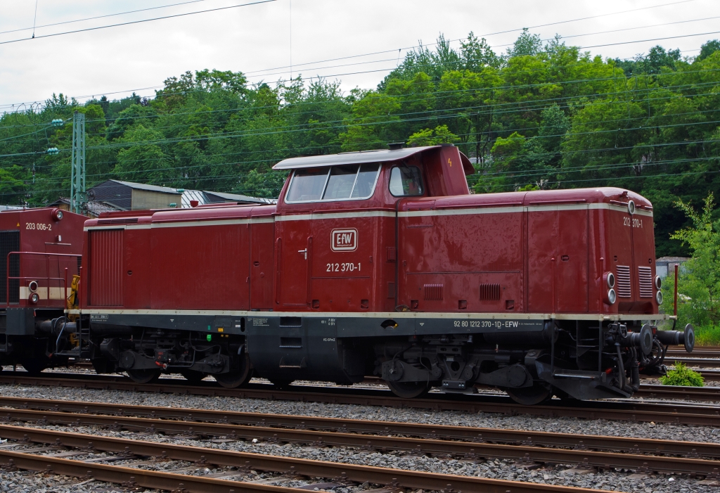 212 370-1 der EfW-Verkehrsgesellschaft mbH, abgestell am 08.06.2012 in Betzdorf (Sieg). Die V 100.2n wurde 1965 bei Deutz unter der Fabrik-Nr. 57770 gebaut und als V 100 2370 an die DB geliefert, 1968 erfolgte die Umzeichnung in 212 370-1, bei der DB wurde die Lok 2001 ausgemustert. Die Lok hat eine Leistung von 990 kW (1350 PS).