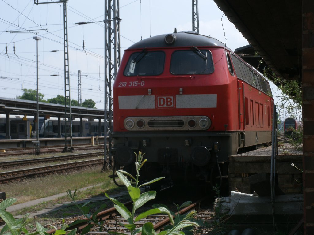 218 315 stand zwar am 21.Mai 2011 in Stralsund am Gterboden gnstig,so das man die Lok auch von Bahnsteig aus fotografieren knnte,nur hat man bei Sonnenschein,am Nachmittag in Stralsund,von Bahnsteig auf die Lok Gegenlicht.