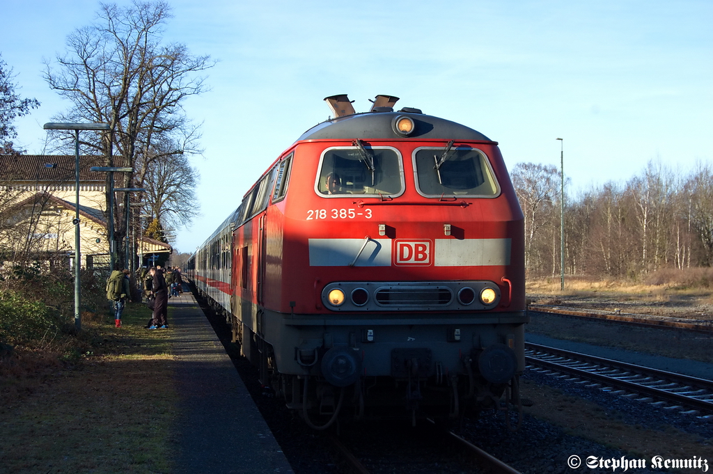 218 385-3 DB Fernverkehr AG mit dem IC 1931 von Munster(�rtze) nach Berlin S�dkreuz in Munster(�rtze). Die 218 385-3 bringt diesen IC nur bis nach Uelzen, danach �bernahm die 101 143-6 den Intercity. 06.01.2012
