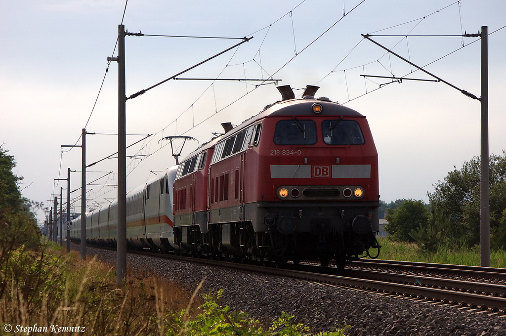 218 834-0 & 218 839-9 DB Fernverkehr AG schleppen den ICE 401 009/509  Aschaffenburg  ab und bringen diesen nach Berlin und sind hier gerade bei Nennhausen. Der ICE hatte beide Stromabnehmer oben. 06.07.2012