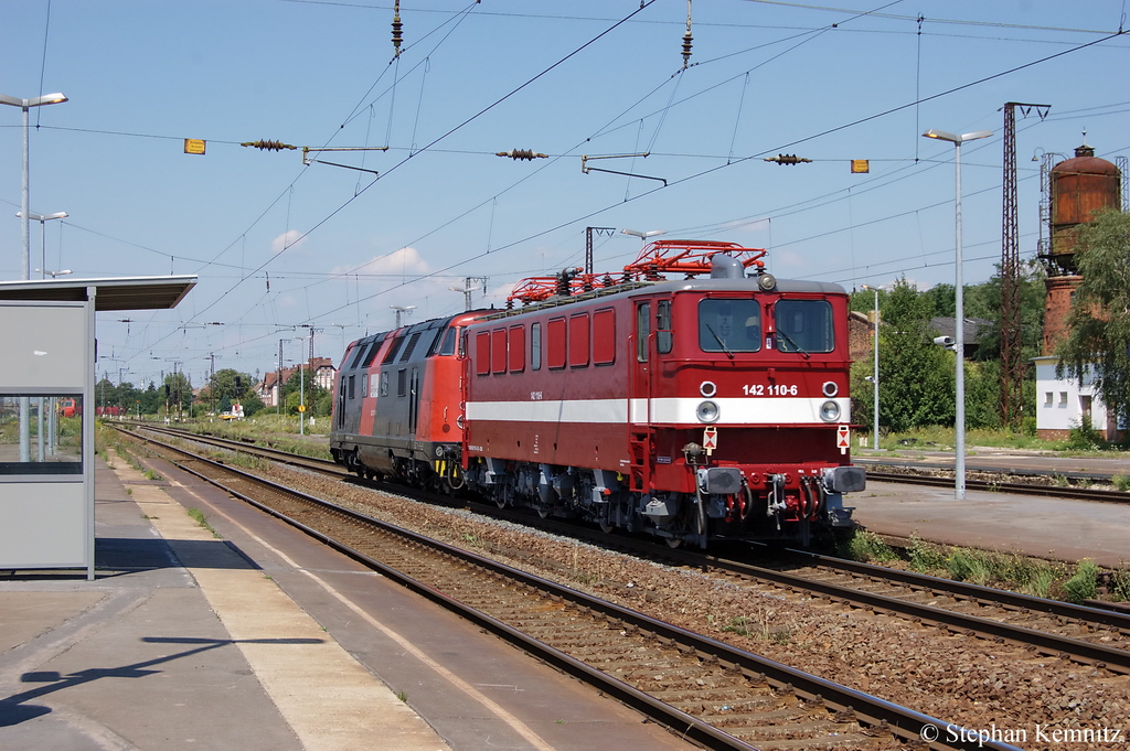 228 757-1 ex DR 118 357-3 und 142 110-6 (kalt) von der Erfurter Bahnservice GmbH in Gro�korbetha Richtung Halle(Saale) und dann weiter bis nach Stendal. 26.07.2011