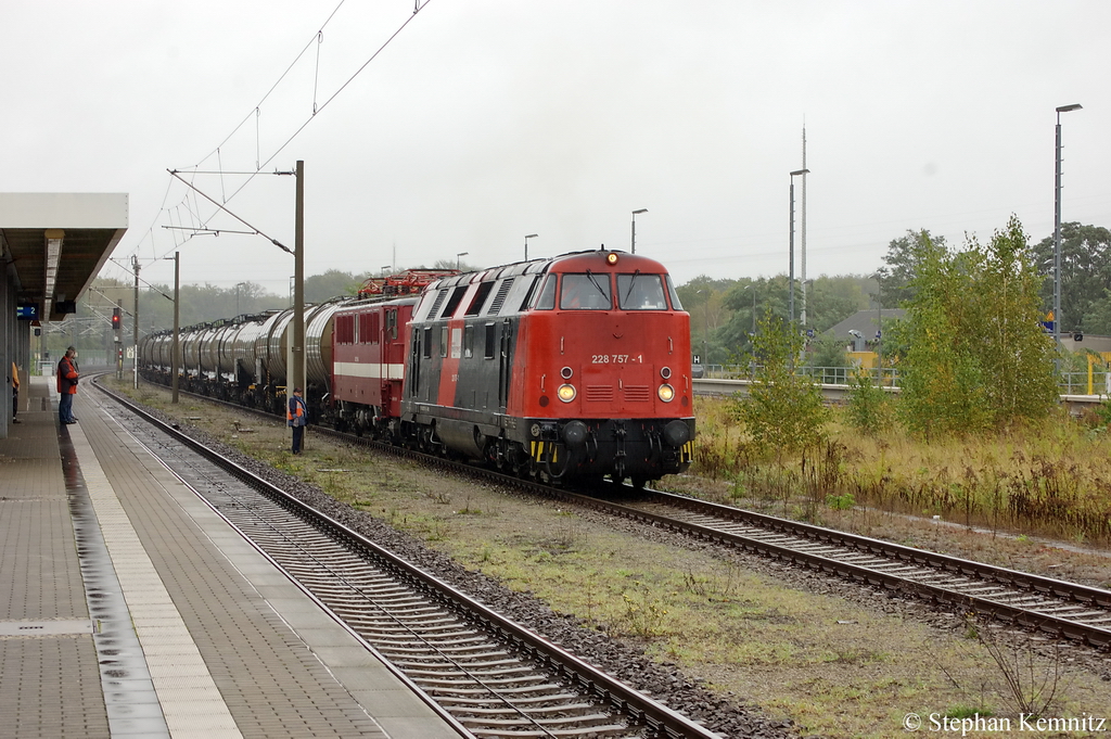 228 757-1 hat sich vor die 142 110-6 gesetzt und fhrt mit der 142 110-6 und dem Kesselzug aus Rathenow raus und fhrt dann nach Stendal weiter. 11.10.2011