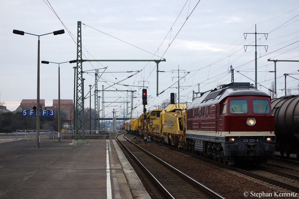 232 223-8 von der DGT mit einem Bauzug in Berlin Schnefeld Flughafen in Richtung Grnauer Kreuz unterwegs. 10.02.2011