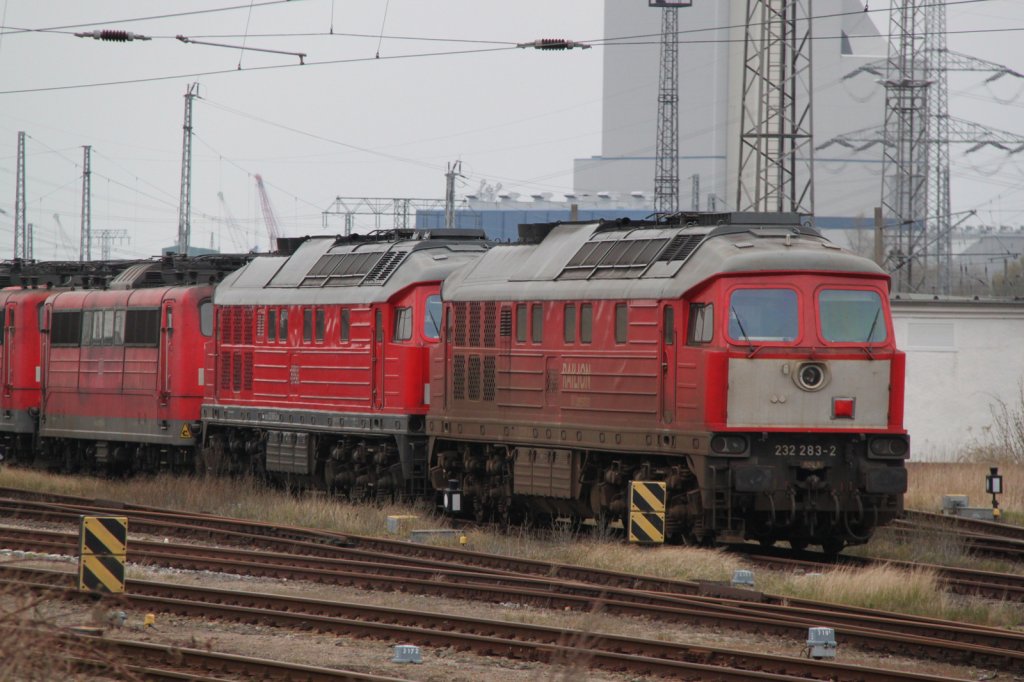 232 283-2 abgestellt in Rostock-Toitenwinkel dahinter stehen noch 151er.10.04.2012