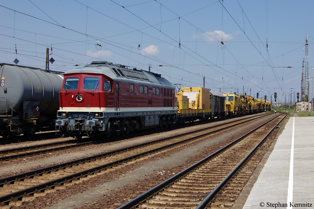 232 550-4 ex DR 132 550-5 der DGT - Deutsche Gleis- und Tiefbau GmbH mit Bauzug in Gro�korbetha. 26.07.2011