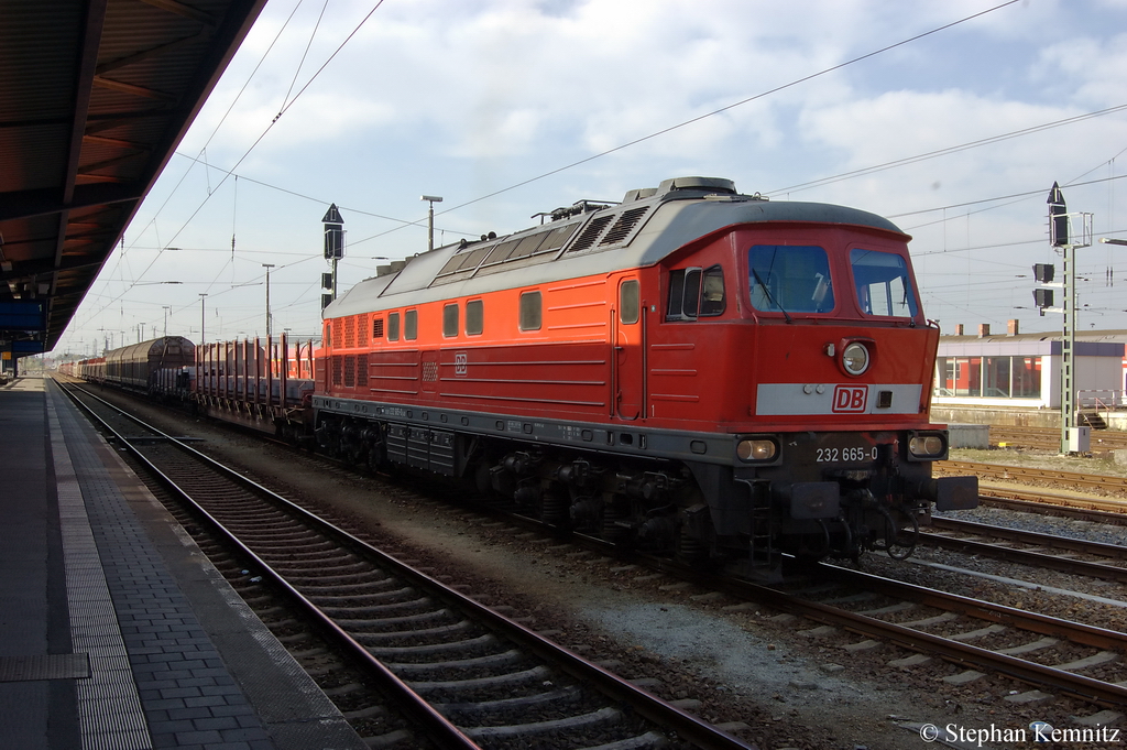 232 665-0 mit einem gemischtem G�terzug in Cottbus. 18.10.2011