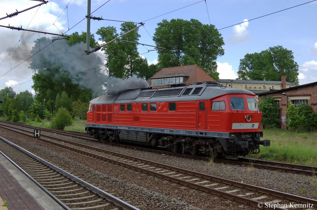 232 704-7 startet gerade ihren Dieselmotor und fuhr dann vom Brandenburger Hbf nach Brandenburg-Altstadt um einen weiteren Drahtrollenzug zu holen. 13.05.2011