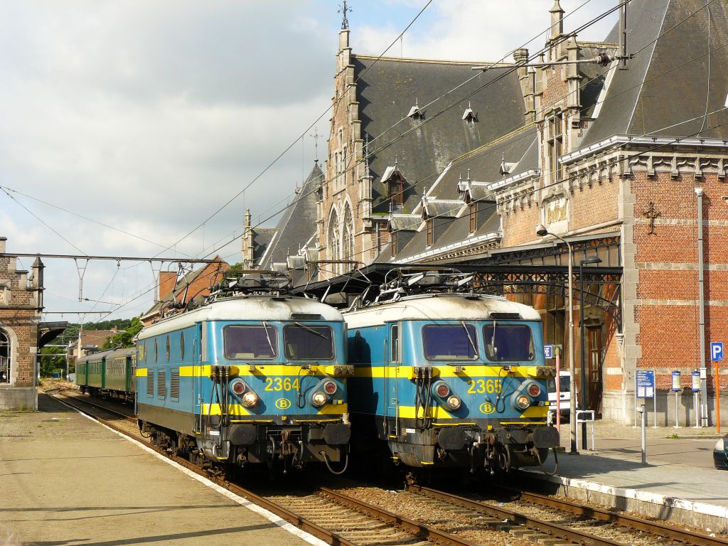 2364 und 2365. Abschied reeks 23 (Baureihe23). Binche 23-06-2012.
Lokomotieven 2364 en 2365 tijdens de afscheidsrit van de reeks 23. Binche 23-06-2012.