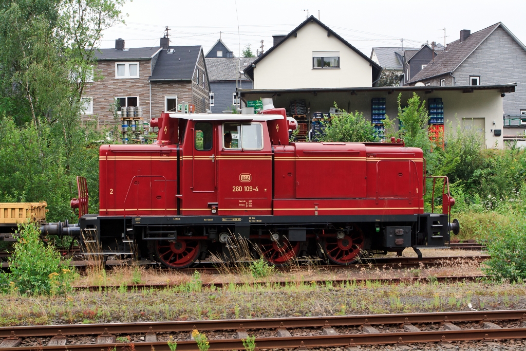 260 109-4 (V60) mit Kranzug der Fa. Klngleis am 13.07.2011 in Herdorf. Der Zug kommt aus Richtung Haiger und muss den Regelverkehr abwarten. Die Lok wurde 1956 als V 60 109 unter der Fabriknummer 600029 von MaK gebaut. 