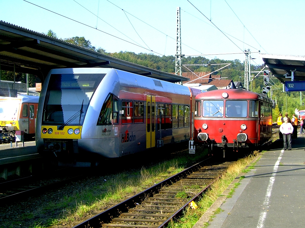 27.09.2009 am Betzdorfer Bahnhof alt und modern nebeneinander. Der Uerdinger VT 98 der Oberhessischen Eisenbahnfreunde und ein Stadler GTW 2/6 der HLB.