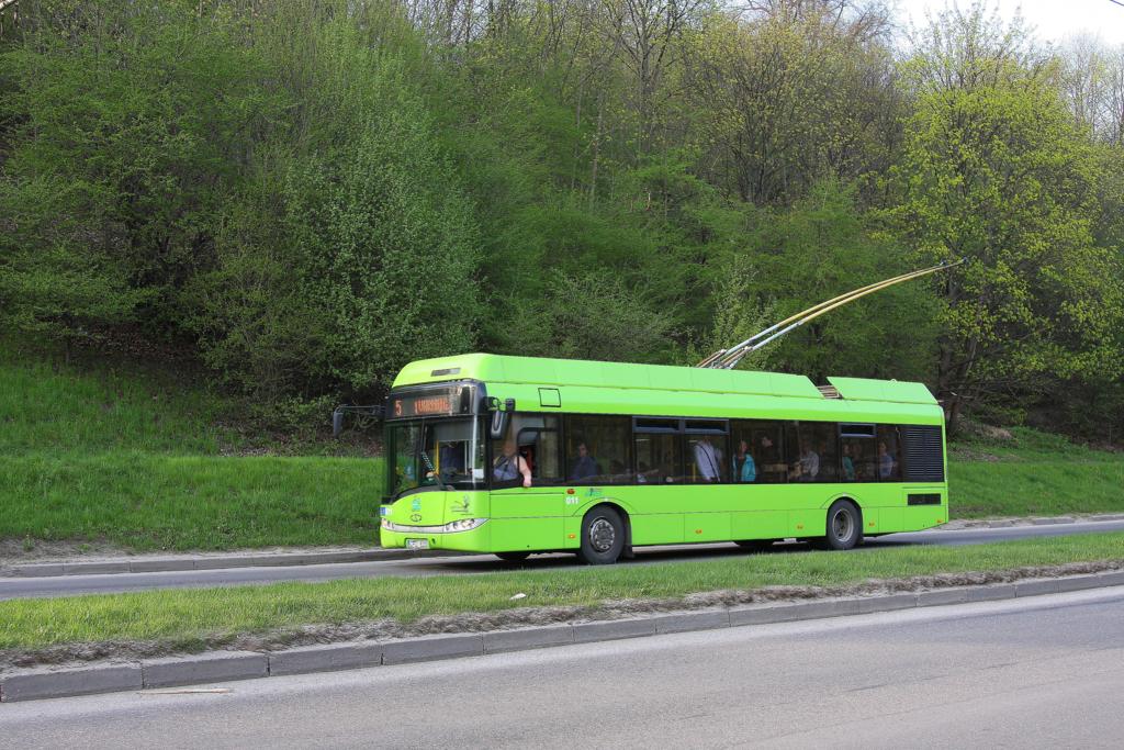 28.04.2012 Kaunas / Litauen
Dieser moderne O-Bus der Fa. Solaris f�hrt gerade in Richtung Hauptbahnhof,
welchen er nach ca. 500 m erreicht haben wird.