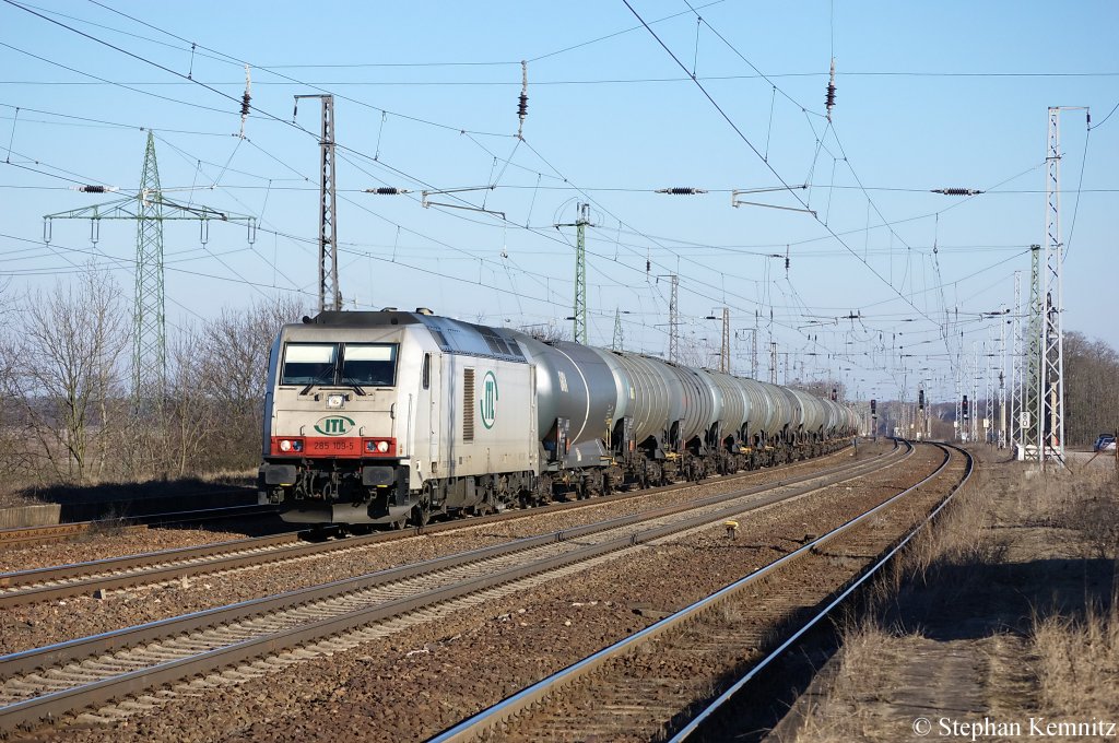 285 109-5 von der ITL mit einem Kesselzug die mit Erd�ldestillate oder Erd�lprodukte bef�llt sind in Saarmund. 08.03.2011