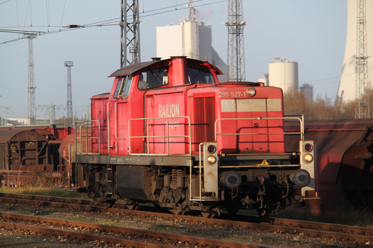 290 527-1 beim Rangieren im Rostocker Seehafen.28.11.2011