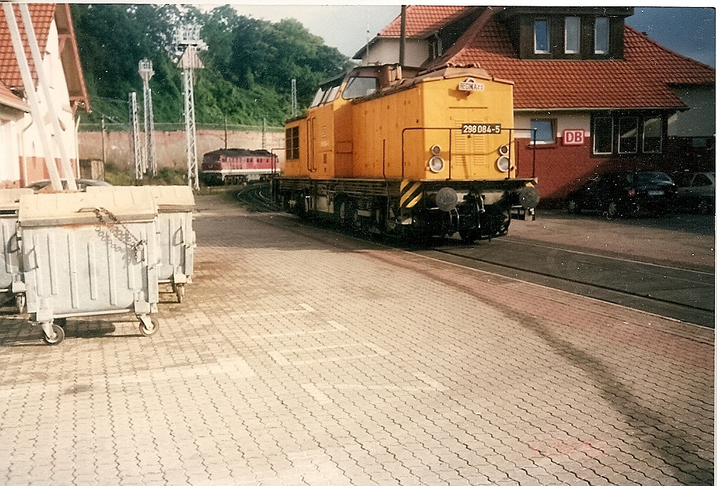 298 084 im damaligen Fhrhafen Sassnitz.