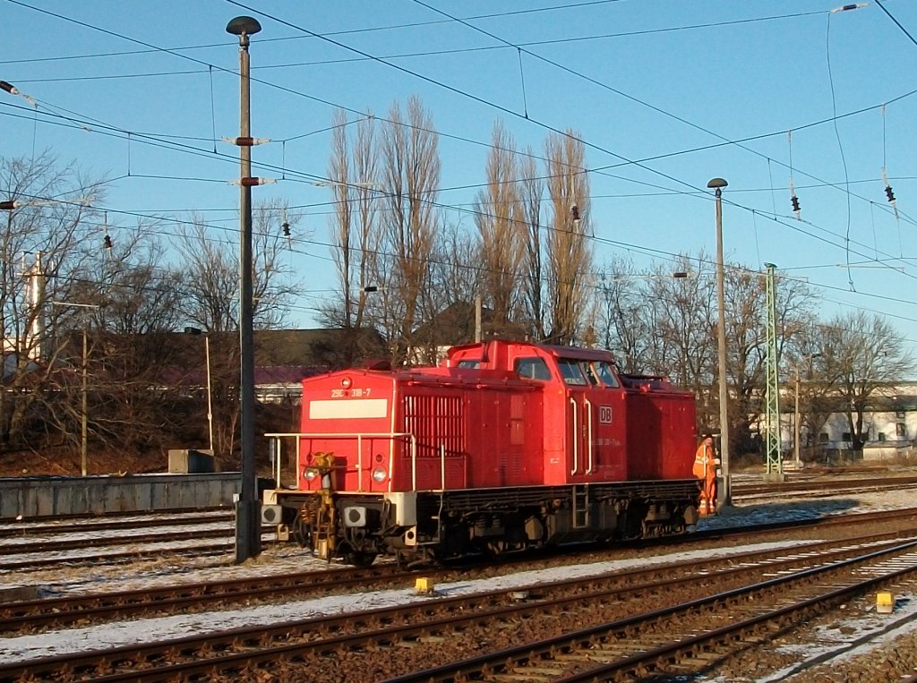 298 318 brauchte am Nachmittag vom 27.Januar 2011 nicht nach Stralsund,daf�r rangierte die Lok in Bergen/R�gen.