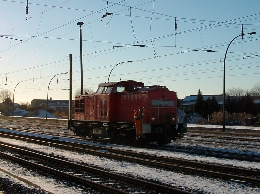 298 318 rangierte ohne Rangierer am 27.Januar 2011 in Bergen/R�gen.