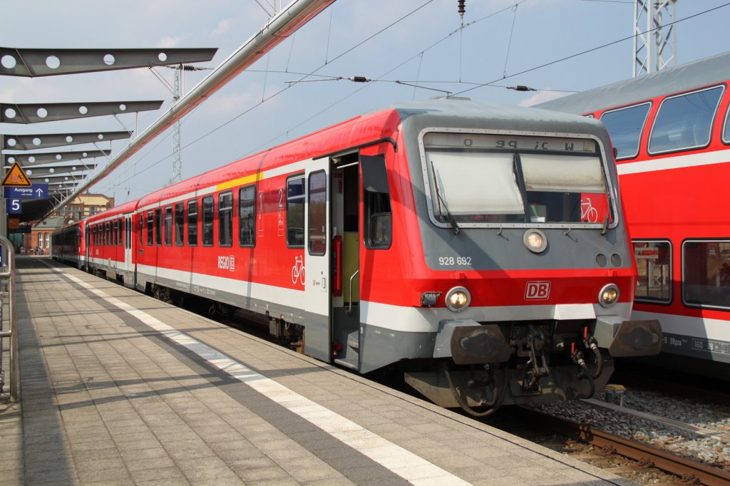 2x928er im Rostocker der hinter 928 311 fuhr dann ins BW Rosrock Hbf.20.04.2012