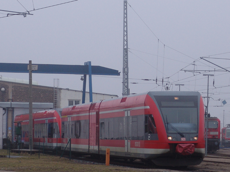 2xErdbeer-Joghurt alias 646 von DB-Regio Brandenburg warten als berfhrung von Rostock Hbf Richtung Berlin-Lichtenberg im BW Rostock Hbf.
auf die Ausfahrt(19.03.2011)