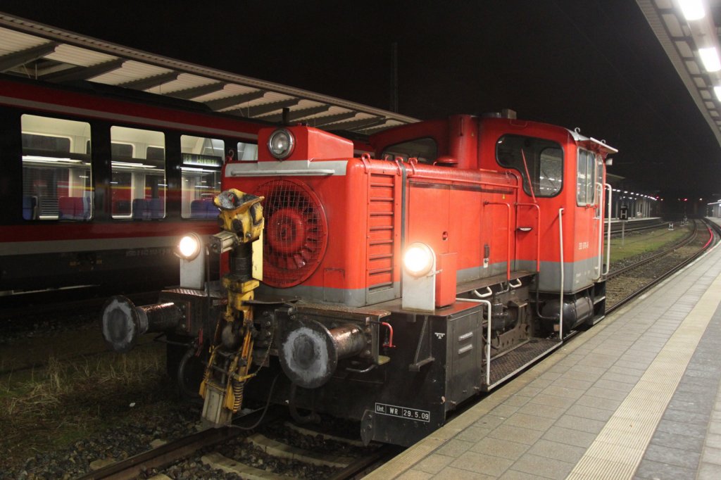 333 670-8 wartet im Rostocker Hbf auf Rangierfahrt in das BW Rostock Hbf.10.03.2012