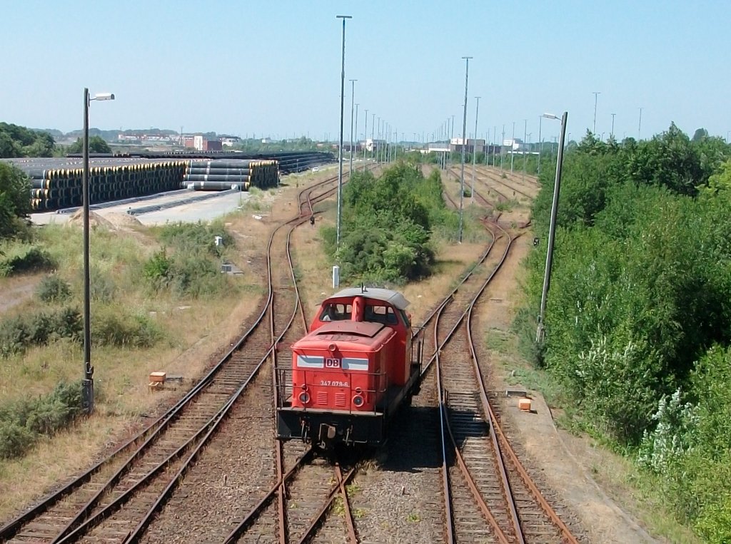 347 079 am 14.Juli 2010 auf dem Weg zur Fhre in Mukran