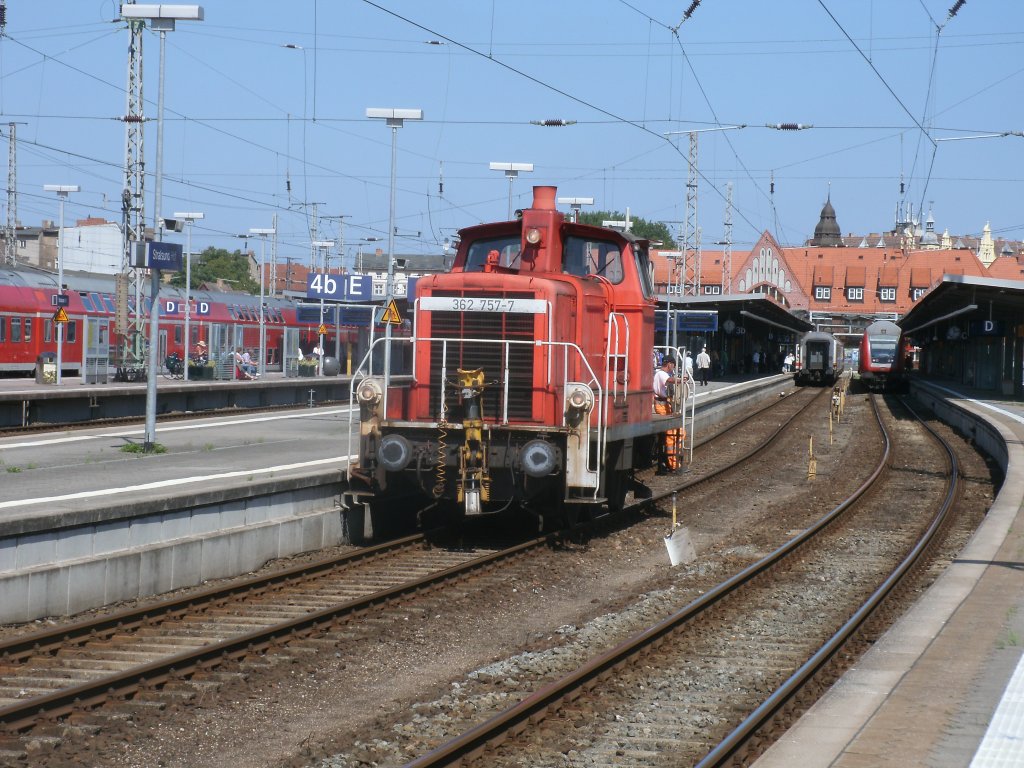 362 757 holte,am 16.Juli 2011,die Kurswagen aus Heringsdorf vom Bahnsteig die 218 389 nach Stralsund brachte,um diese an den Wagen die aus Binz kamen,mitanzuhngen und als IC 2404 nach Kln fuhren.