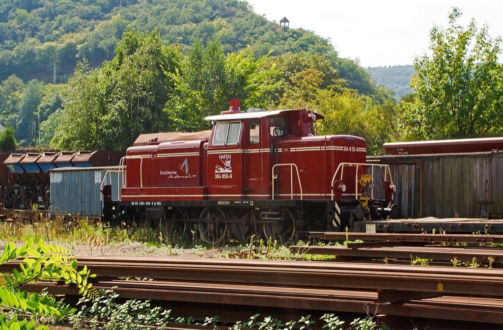 
364 850-8 der Stadtwerke Andernach (Hafenbahn), ex DB V 60 850, ex DB 260 850-3, abgestellt am 18.08.2011 in Brohl-Ltzing auf der Gleisanlage der Brohltal Eisenbahn (BE).

Die Lok wurde 1960 von Krauss-Maffei unter der Fabriknummer 18612 als V 60 850 fr die DB gebaut, die erste Umbezeichnung erfolgte 1968 in DB 260 850-3 und 1987 in DB 360 850-2. Ein Umbau mit der Ausrstung mit Funkfernsteuerung und umbezeichnung in DB 364 850-8 erfolgte 1991. Die z-Stellung und Ausmusterung bei der DB erfolgte 2007 im AW Cottbus.

Im Jahr 2009 kam sie nach Andernach, sie hat die kompl. NVR-Nr. 98 80 3364 850 8 D-SWA
