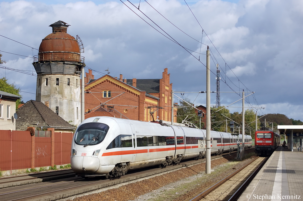 411 005-2  Dresden  als ICE 1512 von Mnchen Hbf nach Hamburg-Altona. Wegen Beeintrchtigung durch Vandalismus zwischen Berlin-Spandau und Wittenberge wurde dieser InterCityExpress ber Rathenow umgeleitet. Am Bahnsteig steht immer noch die 112 120-1 mit dem RE2 (RE 37381) nach Cottbus, aber durch Polizeilichen Ermittelungen im Bereich Berlin-Staaken fiel der (RE 37381) aus und die 112 120-1 fuhr dann als (RE 37411) nach Cottbus. 12.10.2011