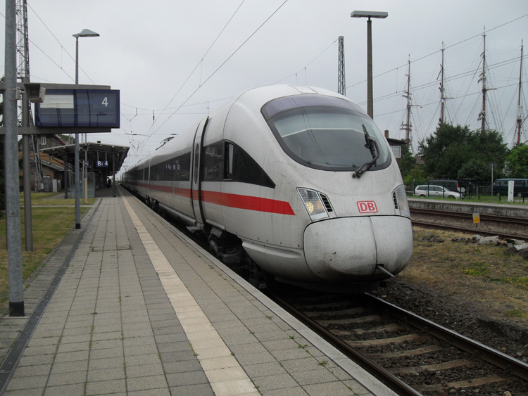 411 027-6 als ICE1611 von Warnemnde Richtung Mnchen Hbf kurz vor der Ausfahrt im Bahnhof Warnemnde.(07.08.10)