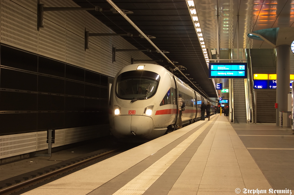 411 518-4  Plauen/Vogtland  als ICE 1516 von Eisenach nach Hamburg-Altona im Berliner Hbf (tief). 03.01.2012