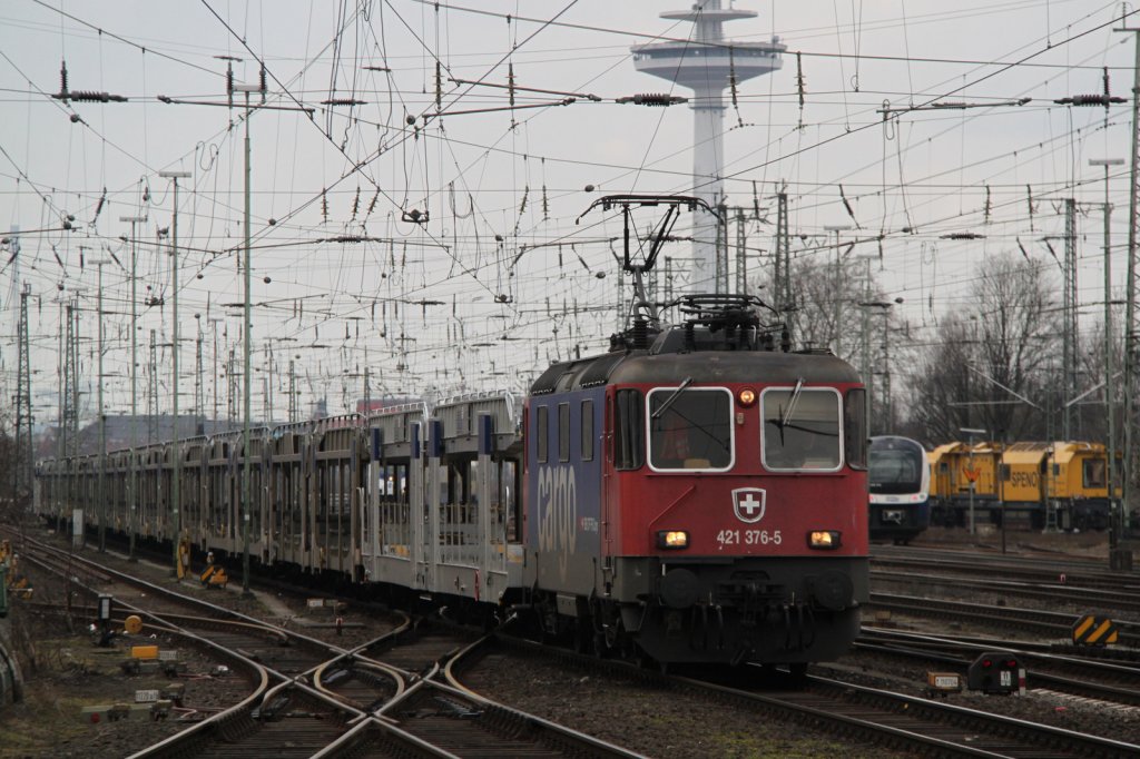 421 376-5 mit leeren Autowagen bei der Durchfahrt im Bremer Hbf.10.03.2012