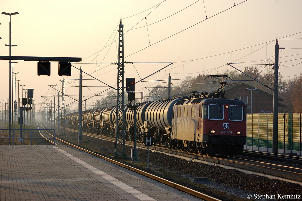 421 397-1 SBB Cargo Deutschland GmbH mit einem Benzin Kesselzug in Rathenow Richtung Wustermark unterwegs. 07.11.2011