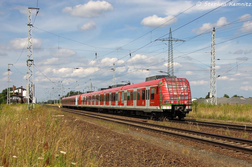 423 143-7 S-Bahn M�nchen mit zerst�rter Frontscheibe und Seitenscheiben in Satzkorn und gezogen hatte die 423 213-8. Die 423 213 hatte auch eine kaputte Seitenscheibe gehabt und das Ziel der beiden 423er war sicherlich Hennigsdorf gewesen. 01.08.2013