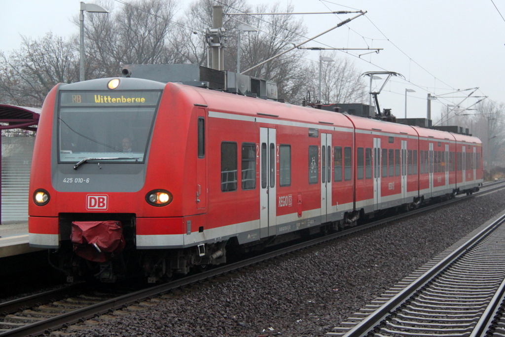 425 010-6 als RB 17811 von Schnebeck-Bad Salzelmen nach Wittenberg bei der Einfahrt im Haltepunkt Tangerhtte.24.11.2012