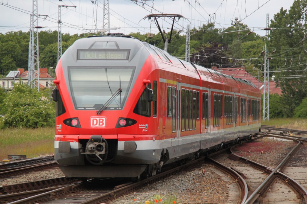 429 529-1 beim Rangieren im Rostocker Hbf,wenig spter fuhr er mit einem weiteren Flirt nach Sassnitz.03.06.2012