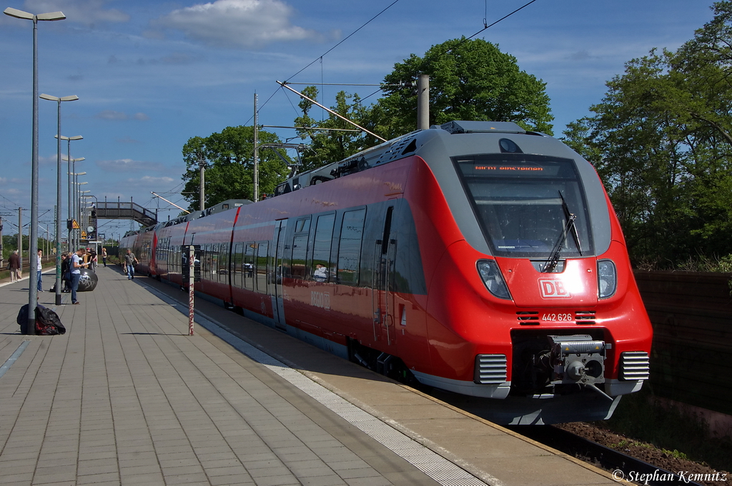 442 126/626 & 442 122/622 als RB21 (RB 18670) von Potsdam Griebnitzsee nach Wustermark in Wustermark und fuhren dann in Abstellung, um den RE4 platz zu machen. 14.05.2012