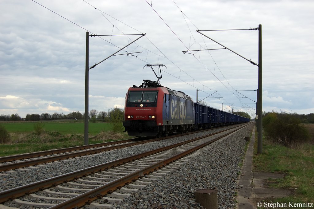 482 034-6 SBB Cargo die fr TX Logistik AG fhrt mit Eanos Ganzzug von der ERR GmbH, zwischen Brandenburg und Gtz in Richtung Brandenburg unterwegs. 15.04.2011