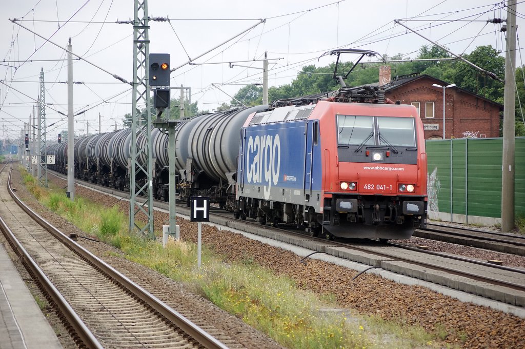 482 041-1 der SBB Cargo mit einem Kesselzug in Rathenow in Richtung Wustermark. 24.07.2010