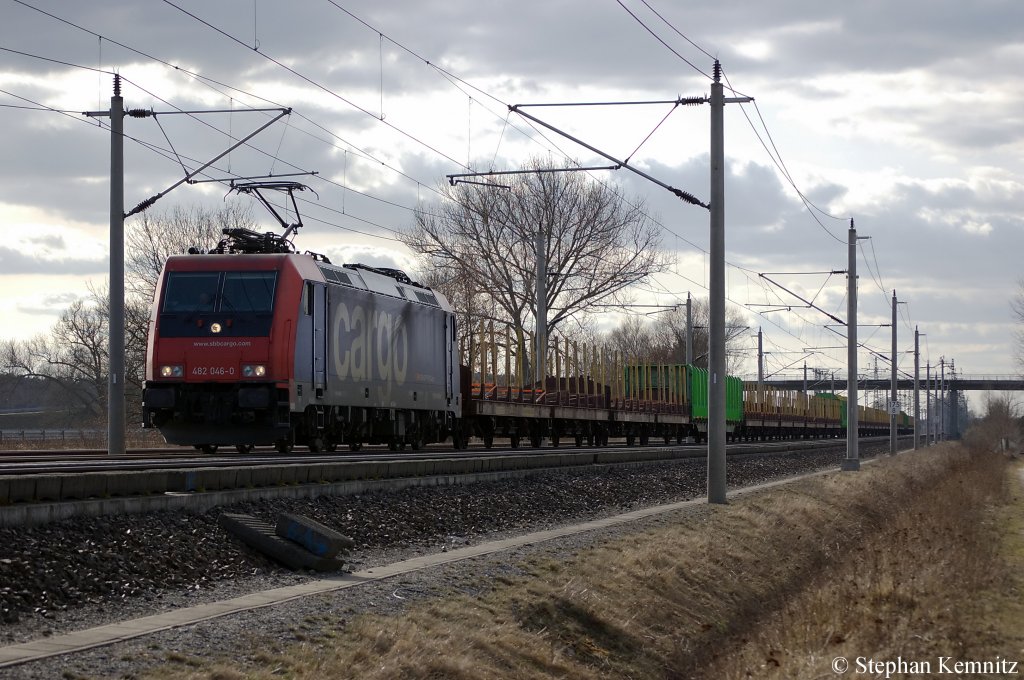 482 046-0 SBB Cargo die fr Raildox fhrt mit leeren Holzzug zwischen Growudicke und Rathenow in Richtung Rathenow unterwegs. 24.03.2011