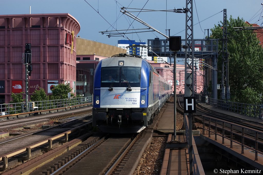 5 370 002 PKP Intercity mit dem EC 44 von Warszawa Wschodnia nach Berlin Hbf am Berliner Alexanderplatz. 19.05.2011