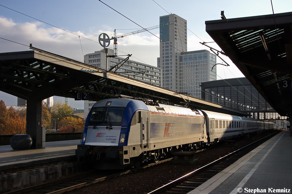 5 370 006 PKP Intercity mit dem Leerpark des EC 45  Berlin-Warszawa-Express , bei der Durchfahrt in Berlin Zoologischer Garten. 09.11.2012 