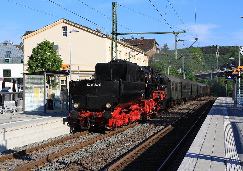 52 8134-0 der Eisenbahnfreunde Betzdorf (EFB) kommt von Siegen und fhrt mit Sonderzug Tender voraus am 08.05.2011 in den Bahnhof Kirchen/Sieg. In Betzdorf war Kreisheimattag vom (Landkreis Altenkirchen/Ww) und 150 Jahre Streckenjubilum Siegstrecke.