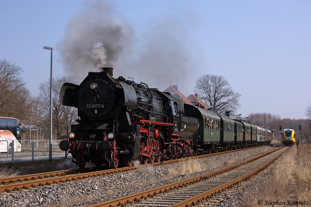52 8177-9 Dampflokfreunde Berlin e.V. mit ihrem Dampfsonderzug  Fl�ming – Winterdampf durch die Mittelmark , bei der Ausfahrt in Treuenbrietzen. 17.03.2012