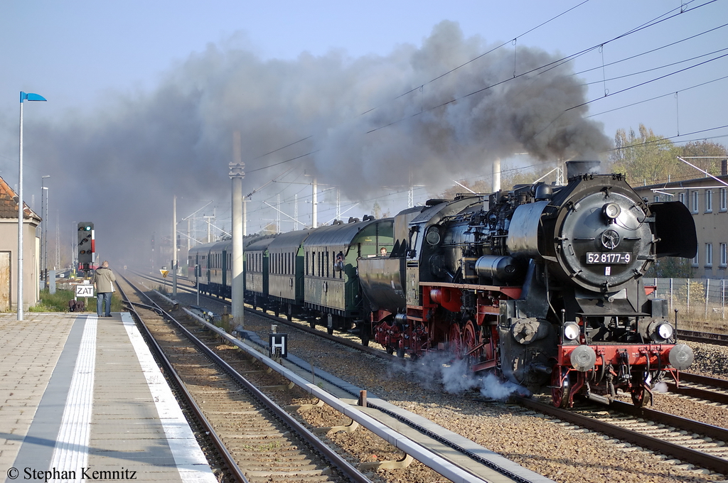 52 8177-9 mit einem Sonderzug  Berlin – Rundfahrt durch den Berliner Osten  von Berlin Ostbahnhof nach Berlin Ostbahnhof. Hier bei der zweiten Runde in Berlin Blankenburg Richtung Pankow unterwegs. 29.10.2011