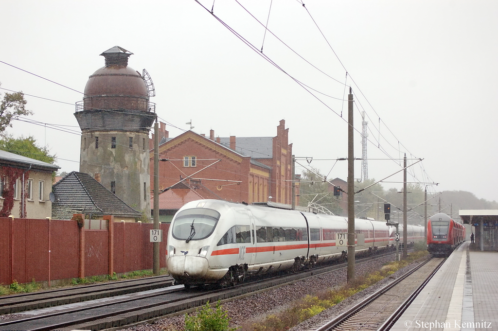 605 504-9 als ICE 380 von Berlin Ostbahnhof nach Aarhus & 605 006-5 als ICE 35 von Berlin Ostbahnhof nach Koebenhavn H. Wegen Beeintr�chtigung durch Vandalismus zwischen Berlin-Spandau und Wittenberge wurden diese InterCityExpresse �ber Rathenow umgeleitet. 11.10.2011