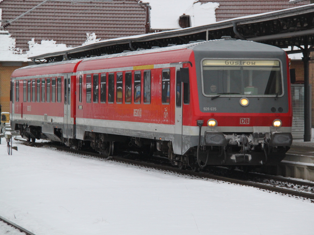 628 635 als S2 von Warnemnde nach Gstrow kurz vor der Abfahrt in Warnemnde.08.12.2012