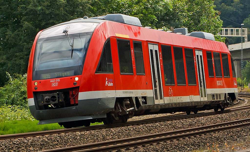 640 015 ein LINT 27 der DreiLnderBahn als RB 95 (Au/Sieg  - Betzdorf - Siegen) legt sich in den Gleisbogen, hier am 21.07.2012 kurz vor der Einfahrt in den Hbf Siegen. Hier habe ich das BB-Bild mal ganz eng zugeschnitten.